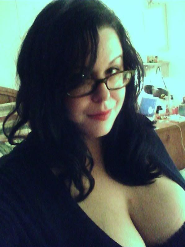 [img width=597 height=796]http://i141.photobucket.com/albums/r45/oryon99/cleavage.jpg[/img]