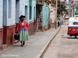 Señora caminando por una calle de Huanta, Ayacucho-Perú.